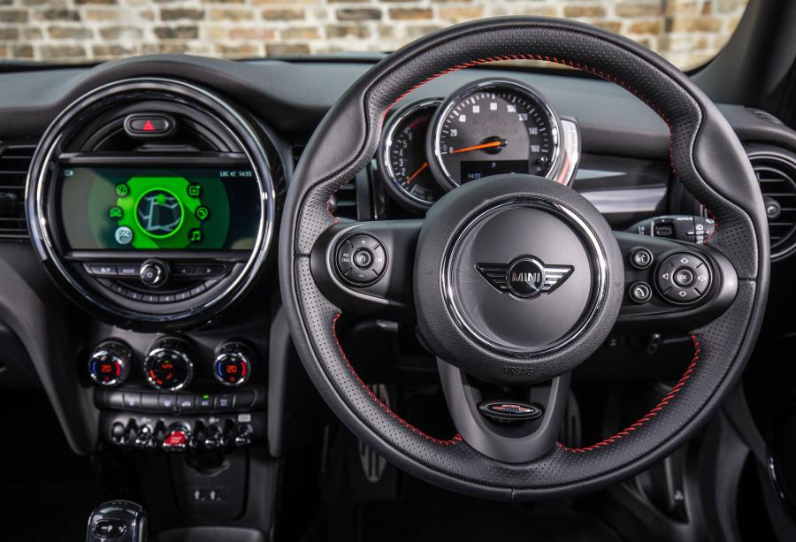 Панель приборов Mini Cooper 5-Door (F56) 2018 года  (UK) (фото 7 из 23)